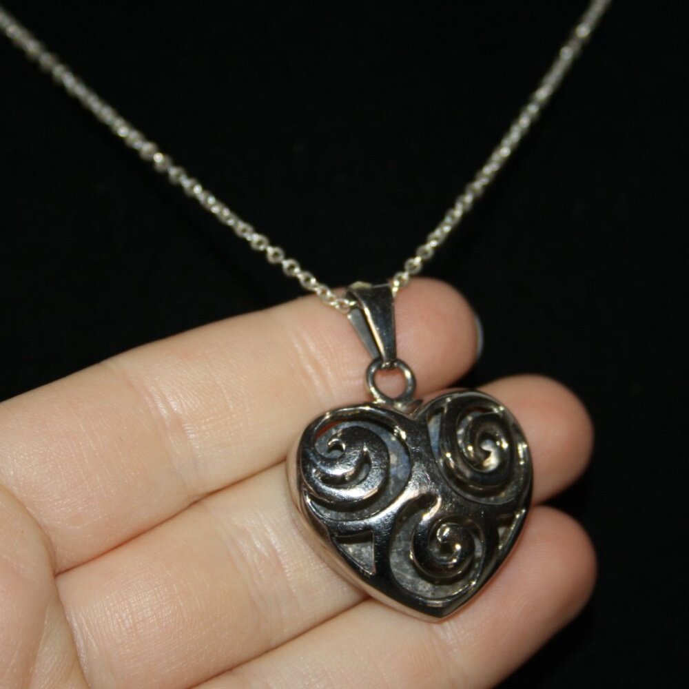 ⚪💖 Silver Heart Pendant Necklace · 16" 💖⚪